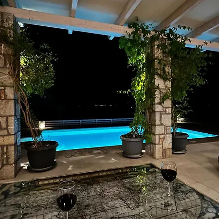 House Sleeps 6 With Private Pool