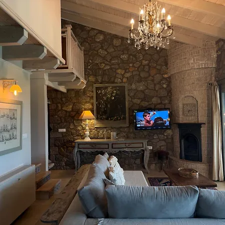 House Sleeps 6 With Private Pool