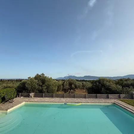 House Sleeps 6 With Private Pool