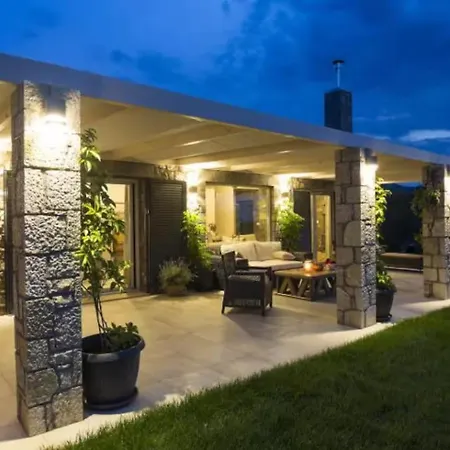 House Sleeps 6 With Private Pool Saint Minas