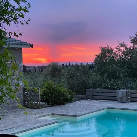 House Sleeps 6 With Private Pool *